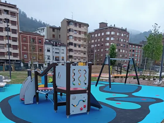 Parque sobre pavimento azul