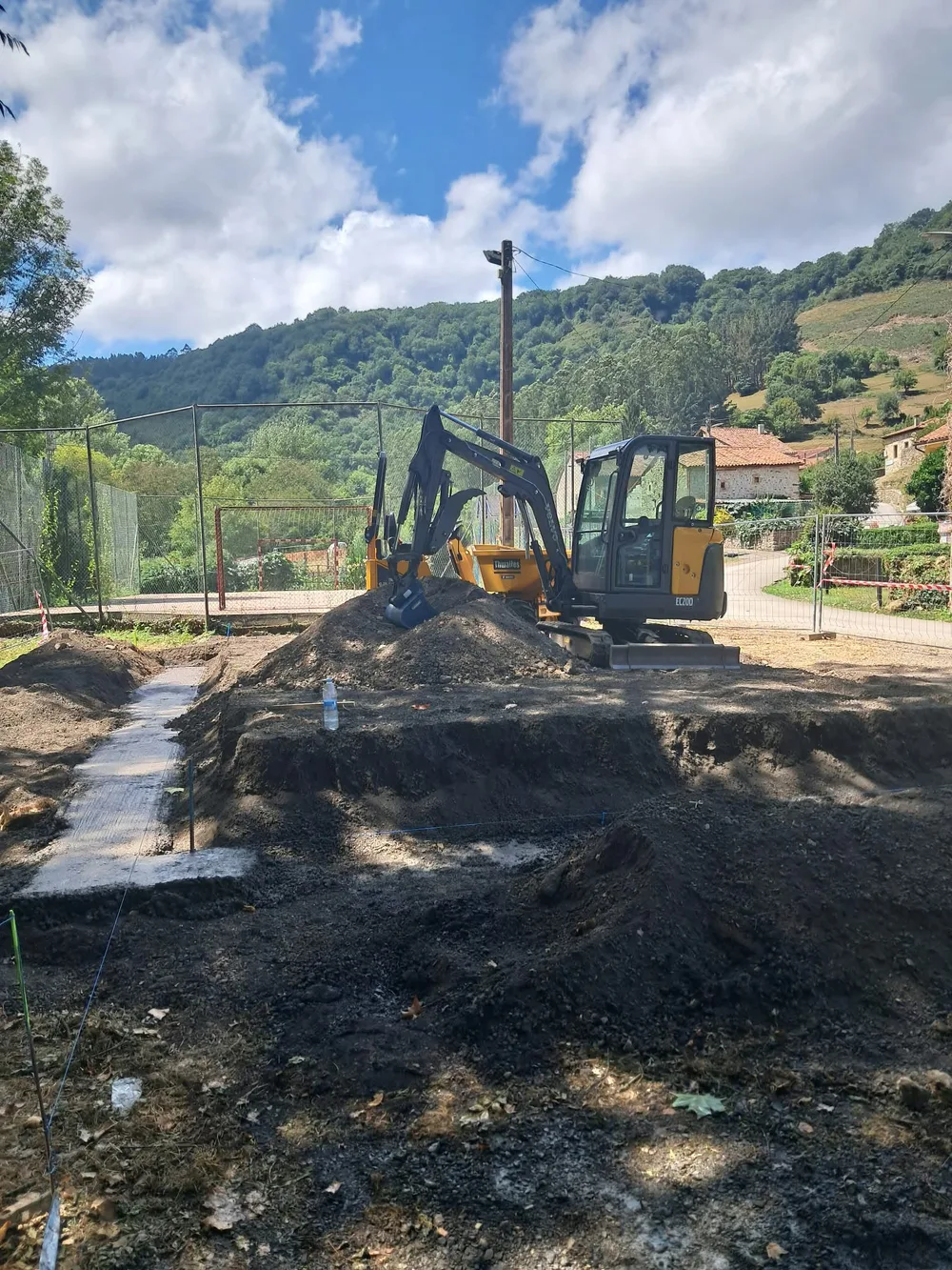 Excavadora trabajando en la preparación de un terreno al aire libre
